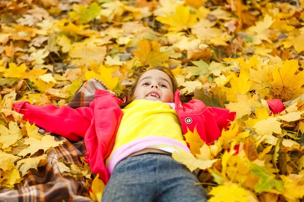 Красива Дівчинка Лежить Осінньому Апельсиновому Листі Відкритому Повітрі — стокове фото
