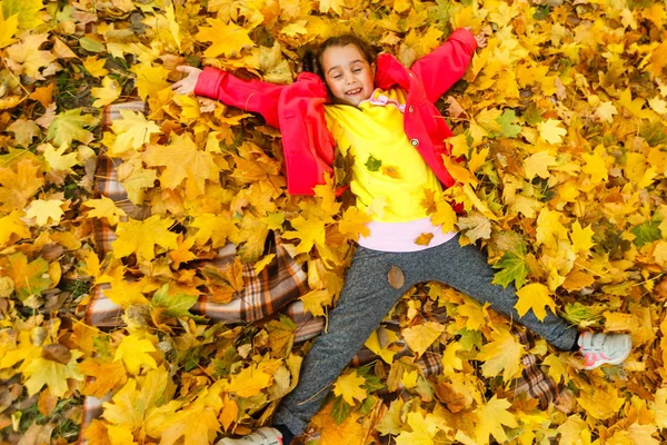 Sevimli Küçük Kız Sonbahar Turuncu Yalan Açık Bırakır — Stok fotoğraf