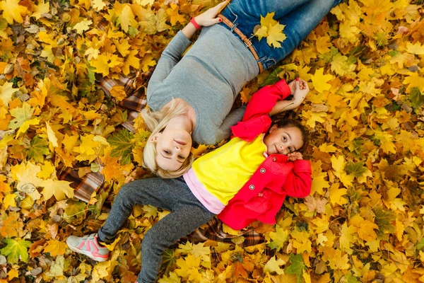 Mãe Filha Divertindo Outono Parque Amarelo — Fotografia de Stock