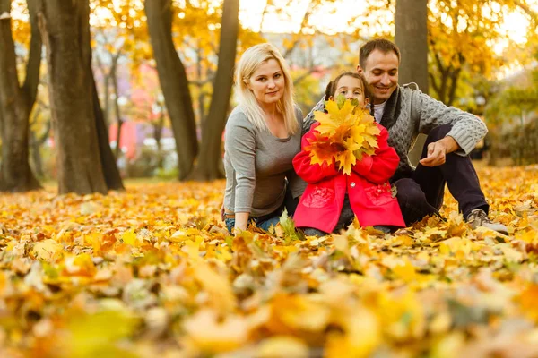 Família Feliz Passar Tempo Juntos Enquanto Descansa Outono Folhas Laranja — Fotografia de Stock