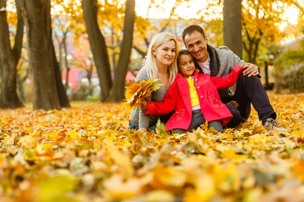 Šťastná Rodina Trávit Čas Společně Zatímco Odpočívá Podzimní Oranžové Listy — Stock fotografie