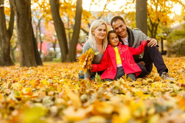 Šťastná Rodina Trávit Čas Společně Zatímco Odpočívá Podzimní Oranžové Listy — Stock fotografie