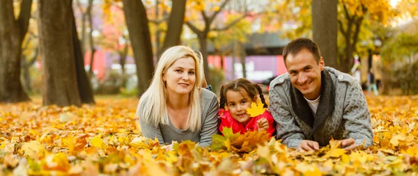 Heureux Famille Passer Temps Ensemble Tout Reposant Sur Automne Orange — Photo