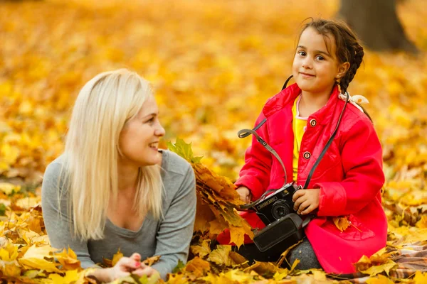 Matka Dcera Baví Retro Fotoaparát Zatímco Odpočívá Podzimní Oranžové Listy — Stock fotografie