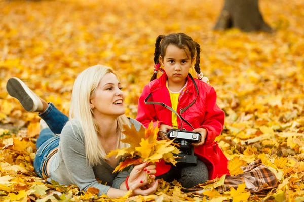 Matka Dcera Baví Retro Fotoaparát Zatímco Odpočívá Podzimní Oranžové Listy — Stock fotografie