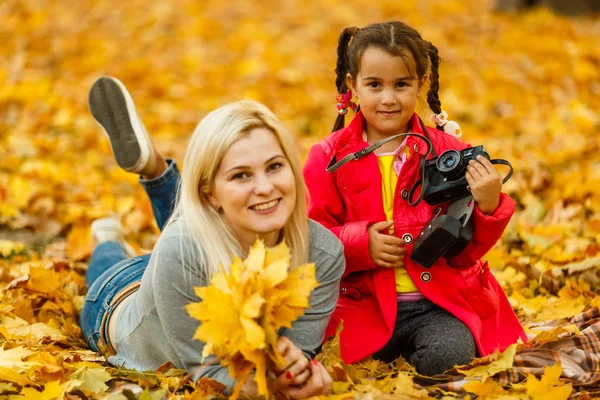 Mor Och Dotter Kul Med Retro Kamera Medan Vilar Höstens — Stockfoto