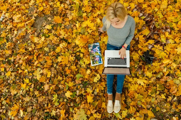 Mulher Usando Laptop Álbum Família Enquanto Sentado Outono Folhas Laranja — Fotografia de Stock