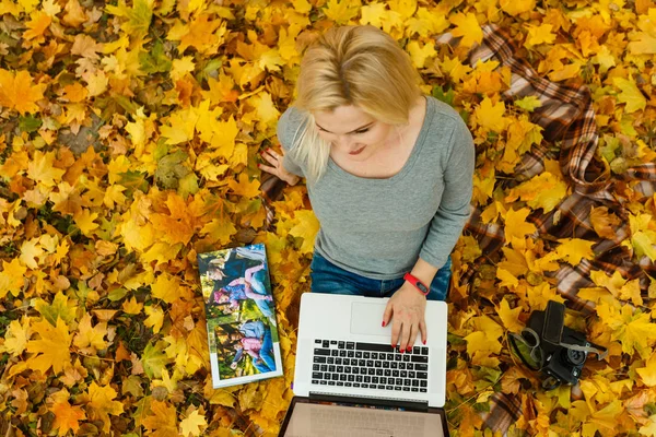 Használ Laptop Családi Album Ülve Narancssárga Őszi Levelek Park — Stock Fotó