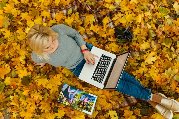 Kvinna Med Laptop Och Familjealbum Sittande Orange Höstlöv Park — Stockfoto