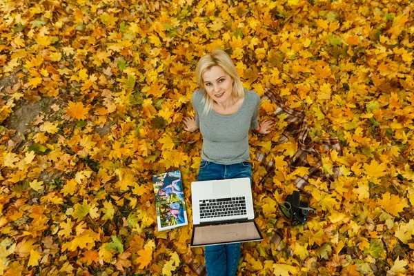 Kvinna Med Laptop Och Familjealbum Sittande Orange Höstlöv Park — Stockfoto
