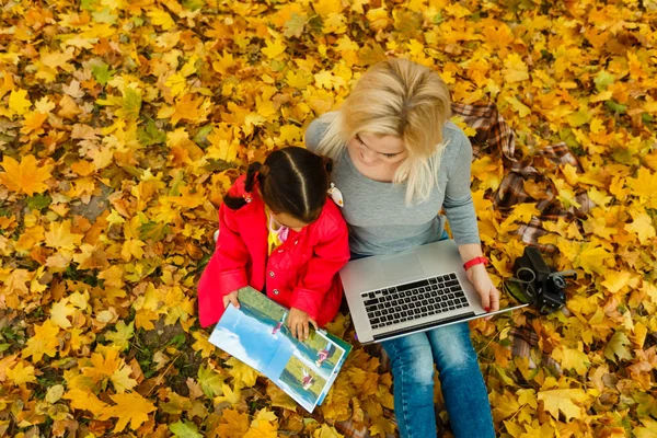 Matka Dcera Sedí Spolu Laptop Rodinné Album Podzimní Oranžové Listy — Stock fotografie