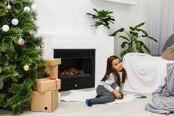 Bambina Salotto Decorato Natale — Foto Stock
