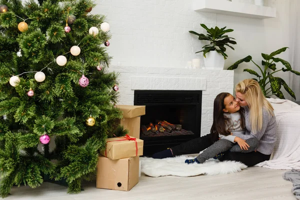 Mãe Com Filha Daugter Sentado Chão Perto Lareira Árvore Natal — Fotografia de Stock