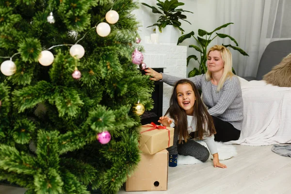 어머니 벽난로 거실에서 크리스마스 바닥에 앉아있는 시간을 보내는 — 스톡 사진