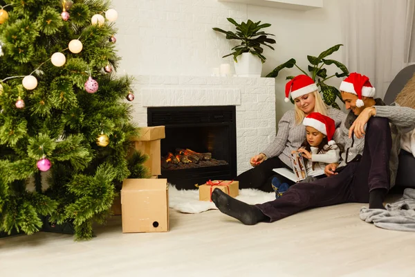 Família Chapéus Papai Noel Vermelho Com Presente Sentado Chão Perto — Fotografia de Stock