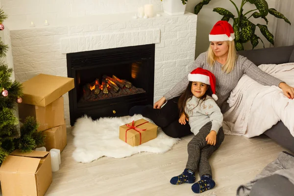 Anne Kızı Ile Mevcut Katta Oturan Kırmızı Santa Şapka Noel — Stok fotoğraf