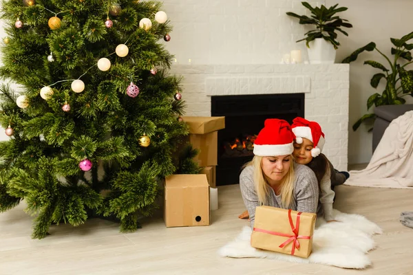 Matka Dcerou Červené Santa Klobouky Přítomných Ležící Podlaze Vánoční Stromeček — Stock fotografie