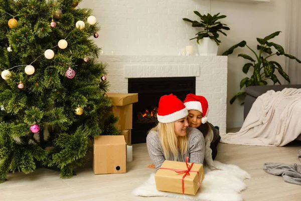 Mãe Com Filha Chapéus Papai Noel Vermelho Com Presente Deitado — Fotografia de Stock