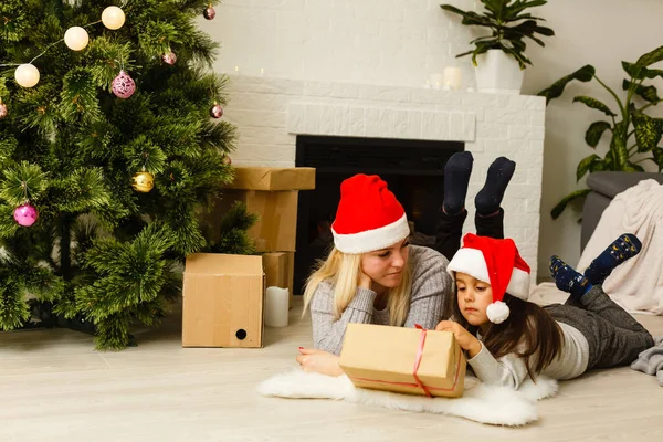 Mère Avec Fille Chapeaux Père Noël Rouge Avec Présent Couché — Photo