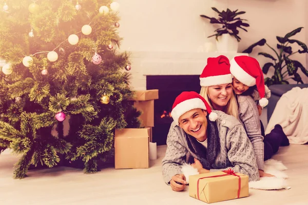 Aile Ile Noel Ağacı Oturma Odasında Yakın Katta Mevcut Yalan — Stok fotoğraf