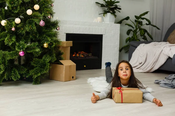 クリスマスの小さな女の子装飾リビング ルーム — ストック写真