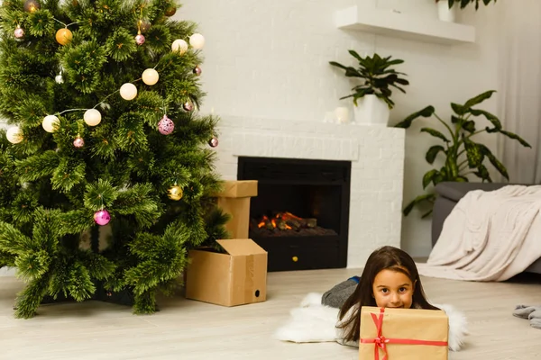 Menina Sala Estar Decorada Natal — Fotografia de Stock