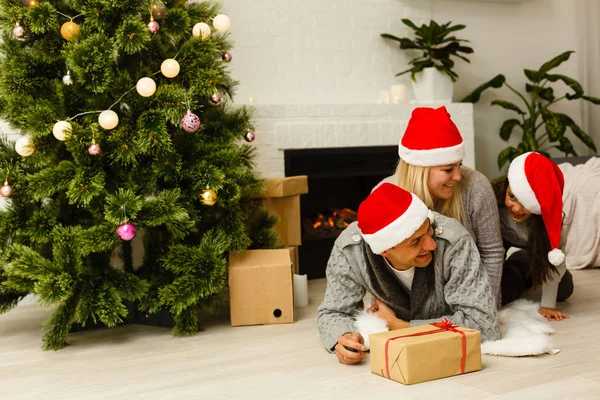 Aile Ile Noel Ağacı Oturma Odasında Yakın Katta Mevcut Yalan — Stok fotoğraf