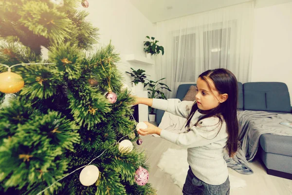 Meisje Versieren Kerstboom Stijlvolle Woonkamer — Stockfoto