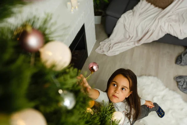 Kleines Mädchen Schmückt Weihnachtsbaum Stilvollen Wohnzimmer — Stockfoto