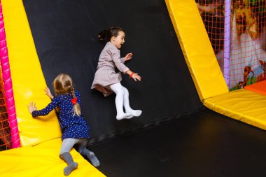 Renkli kreş oynayan iki mutlu neşeli kız kardeş