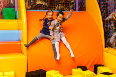 Renkli kreş oynayan iki mutlu neşeli kız kardeş