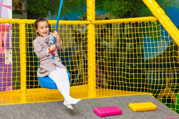 Menina Alegre Jogando Creche Colorido — Fotografia de Stock