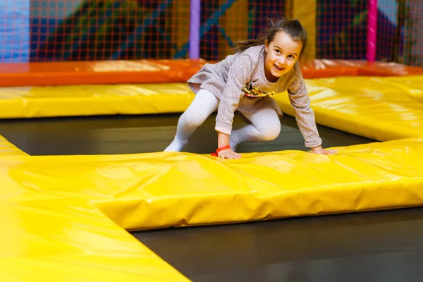 Vrolijk Meisje Spelen Kleurrijke Creche — Stockfoto