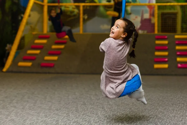 Vrolijk Meisje Spelen Kleurrijke Creche — Stockfoto