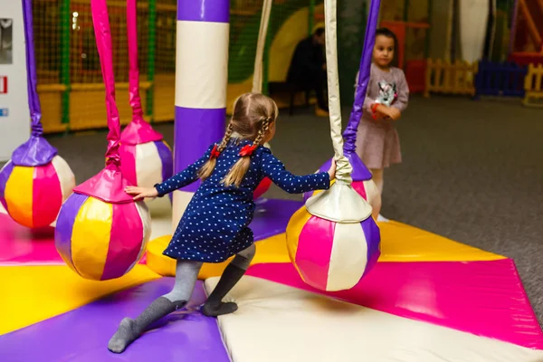 Twee Gelukkig Vrolijke Zussen Spelen Kleurrijke Creche — Stockfoto