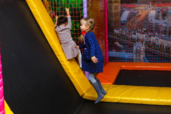 Twee Gelukkig Vrolijke Zussen Spelen Kleurrijke Creche — Stockfoto