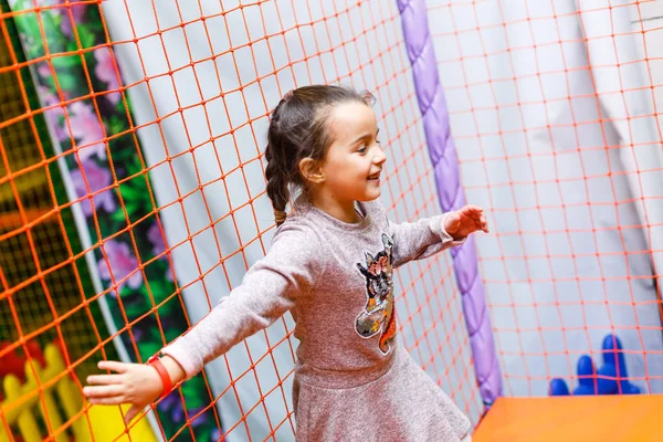 Vrolijk Meisje Spelen Kleurrijke Creche — Stockfoto