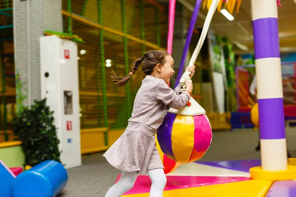 Vrolijk Meisje Spelen Kleurrijke Creche — Stockfoto