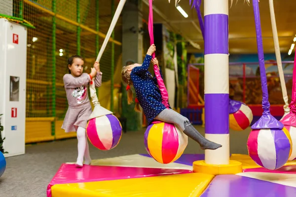 Twee Gelukkig Vrolijke Zussen Spelen Kleurrijke Creche — Stockfoto