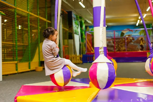 Vrolijk Meisje Spelen Kleurrijke Creche — Stockfoto