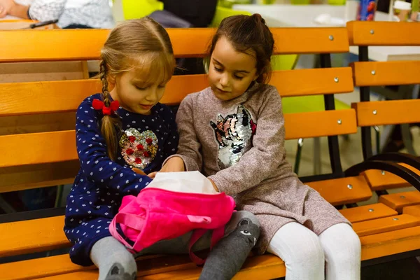 Twee Zussen Zittend Een Bankje Lunch — Stockfoto