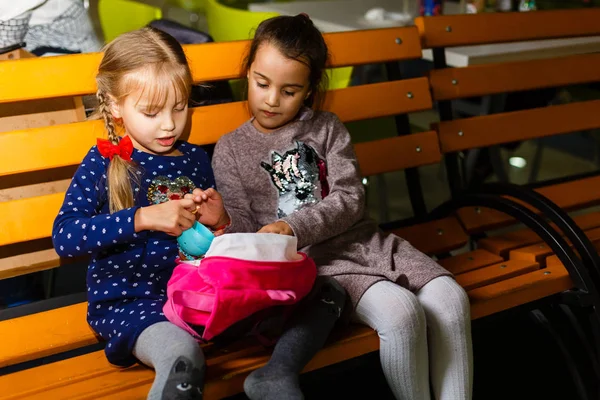 Twee Zussen Zittend Een Bankje Lunch — Stockfoto