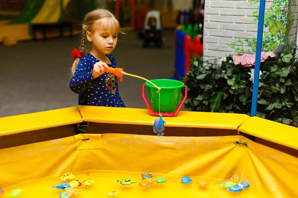 Vrolijk Meisje Spelen Kleurrijke Creche — Stockfoto