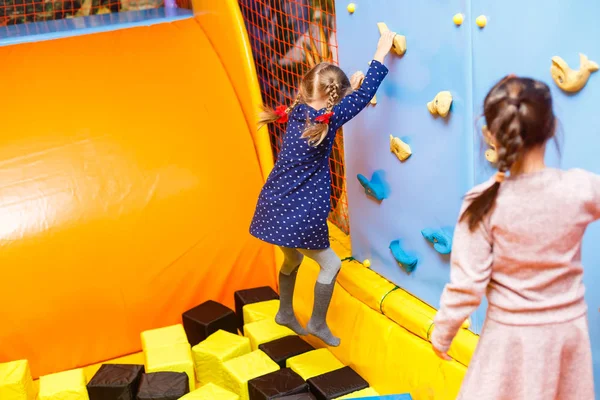 Duas Irmãs Alegres Felizes Brincando Creche Colorido — Fotografia de Stock