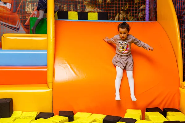 Menina Alegre Jogando Creche Colorido — Fotografia de Stock