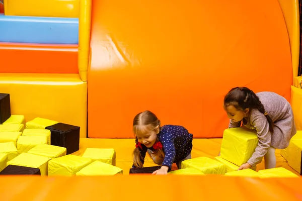 Duas Irmãs Alegres Felizes Brincando Creche Colorido — Fotografia de Stock