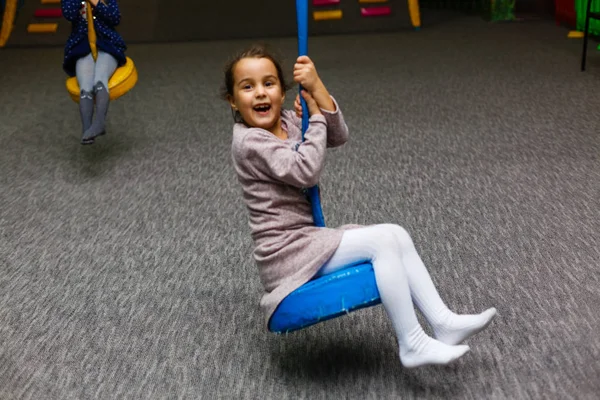 Vrolijk Meisje Spelen Kleurrijke Creche — Stockfoto