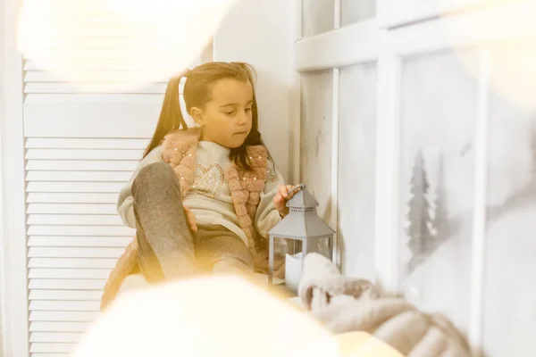 Mooi Klein Meisje Stijlvolle Kleding Met Kerstmis Vintage Lantaarn Zittend — Stockfoto