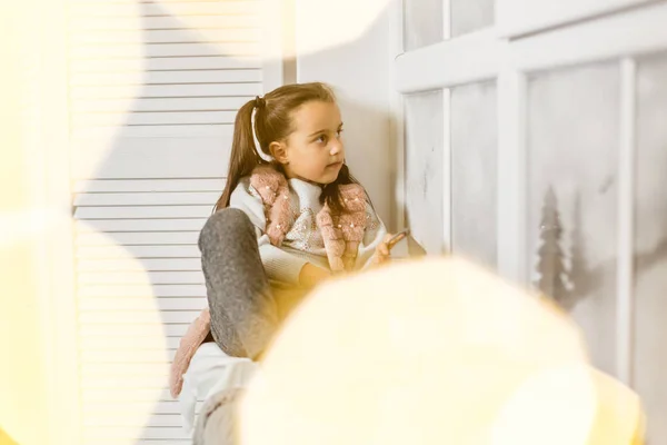 Graziosa Bambina Abiti Eleganti Seduta Sul Davanzale Della Finestra — Foto Stock