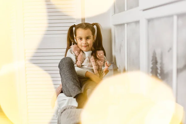 Hübsches Kleines Mädchen Stylischer Kleidung Sitzt Auf Der Fensterbank — Stockfoto
